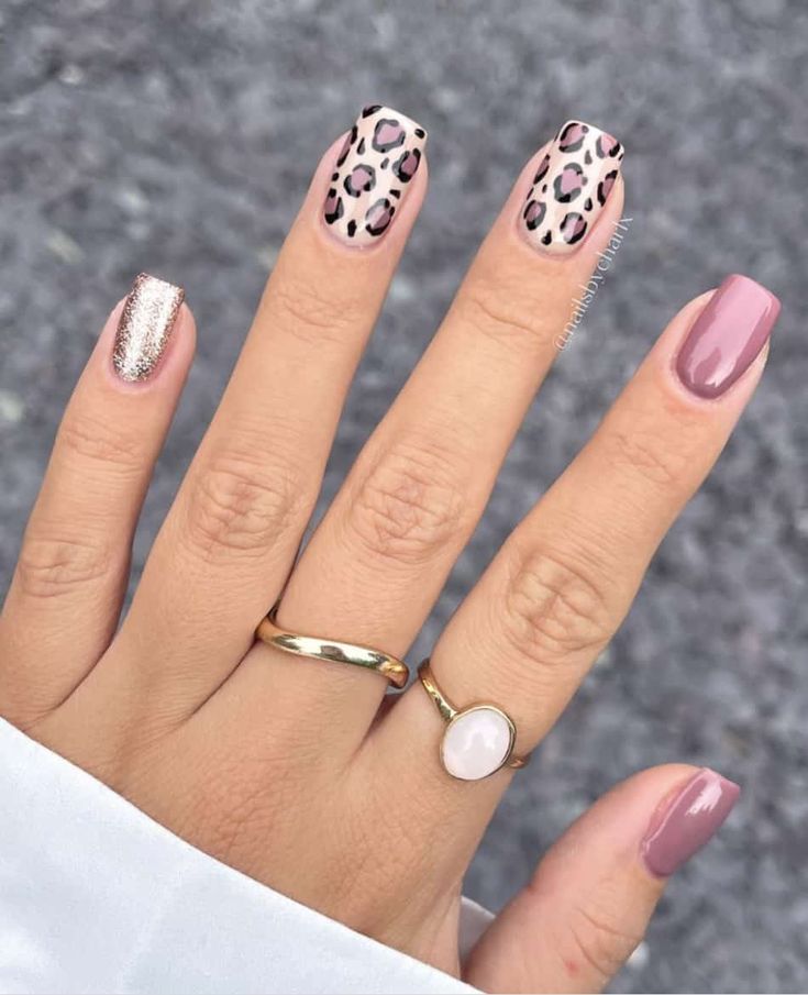 Matt Mauve Nails, Pink And Gray Leopard Nails, Mauve Pink Nails Design, Mauve Nails With Glitter, Mauve Nails Design, Mauve Pink Nails, Pink Animal Print Nails, Mauve Nail Designs, Pink Fall Nails