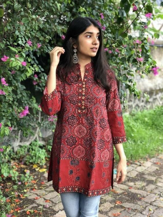 Casual Kurti and Jeans Lookbook Shirt Kurti, Stylish Kurtis Design, Indian Kurti Designs, Short Kurta, Simple Kurta Designs, Designer Kurti Patterns, Simple Kurti Designs, Casual Indian Fashion, Long Kurti Designs