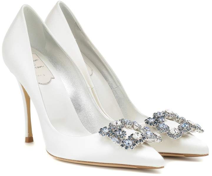 Roger Vivier Flower Strass satin pumps Roger Vivier Bridal Shoes, Roger Vivier Wedding Shoes, White Satin Heels, Concert Shoes, Wedding Heels Brides, White Wedding Heels, Wedding Shoes Designer, Heels With Crystals, Roger Vivier Heels