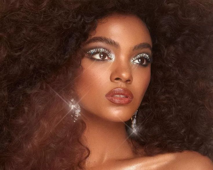 10 Best New Year's Eve Makeup Looks for Dark Skin Makeup Looks For Dark Skin, 70s Disco Makeup, 70s Hair And Makeup, New Year's Eve Makeup, Nikki Makeup, Look Disco, Disco Makeup, Disco Hair, Eve Makeup