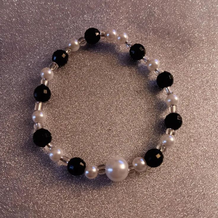 🎀 Pulsera para pareja coquette blanco y negro. ❌️Apartado❌️ Perlas de fantasía, hilo elástico. ✨️ 💚 Precio: L.63 Medidas: - Mujer: 16 cm. - Hombre: 18 - 19 cm. Pulseras Coquette, Ideas Para Hacer Pulseras, Beaded Accessories, Harry Potter, Wallpapers, On Instagram, Quick Saves