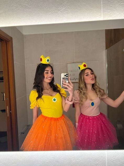 Bff Costume Ideas For 2, Bestie Halloween Costumes For 2, Besties Costumes, Peach And Daisy, Daisy Costume, Halloween Fits, Halloweenský Makeup, Halloween Duos, Cute Group Halloween Costumes