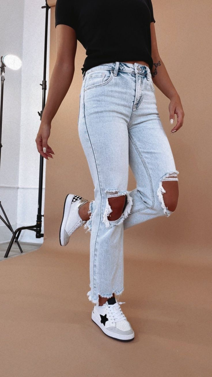 Simple Mom Jeans, Trendy Cute Jeans, Body Suit Outfits Fall Casual, Graphic Tees With Jeans, 2024 Casual Fashion, How To Dress Wide Leg Jeans, Elevated Grunge Style, Women’s Wide Leg Jeans, Pattern Jeans Outfit