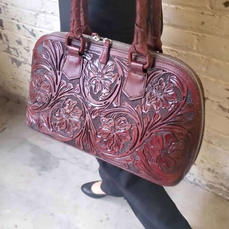 💼 This genuine leather satchel handbag, the epitome of sophistication and craftsmanship, invites you to indulge in timeless elegance. Introducing Eva, a beautiful piece of handcrafted art made from premium full-grain leather. This handcrafted purse has a unique artisanal touch. The front is embellished with elaborate floral and leaf motifs, which are tastefully balanced by a honeycomb pattern on the reverse. With our distinctive top-handle bag, which perfectly combines elegance and utility, you can easily elevate your look.💼 Enter the world of luxury with Eva's exquisitely furnished interior, which has been carefully planned to meet your needs for organization. The handbag features one central zip pocket, two convenient side pockets, and an additional zip side pocket, ensuring ample spac Purse Aesthetic, Brown Satchel, Aesthetic Floral, Handmade Purse, Leather Satchel Handbags, Purse For Women, Handmade Purses, Handcrafted Art, Honeycomb Pattern