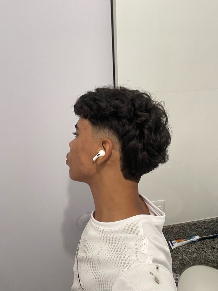 Fade Bajo, Men's Hairstyles Short, Hairstyles For Diamond Face Shape, Hairstyles For Diamond Face, Hairstyles With Beard, High Top Fade Haircut, Taper Fade Short Hair, Fade Haircut Curly Hair, Taper Fade Curly Hair