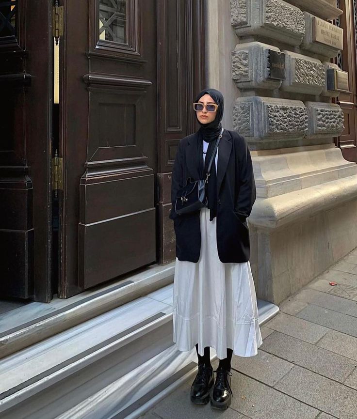 White Outer Outfit, Hijabi Blazer Outfit, Outer Hijab Outfits, Rok Outfit, Outfit Reference, Street Hijab Fashion, Modest Outfit, Muslim Outfits Casual, Hijab Style Casual