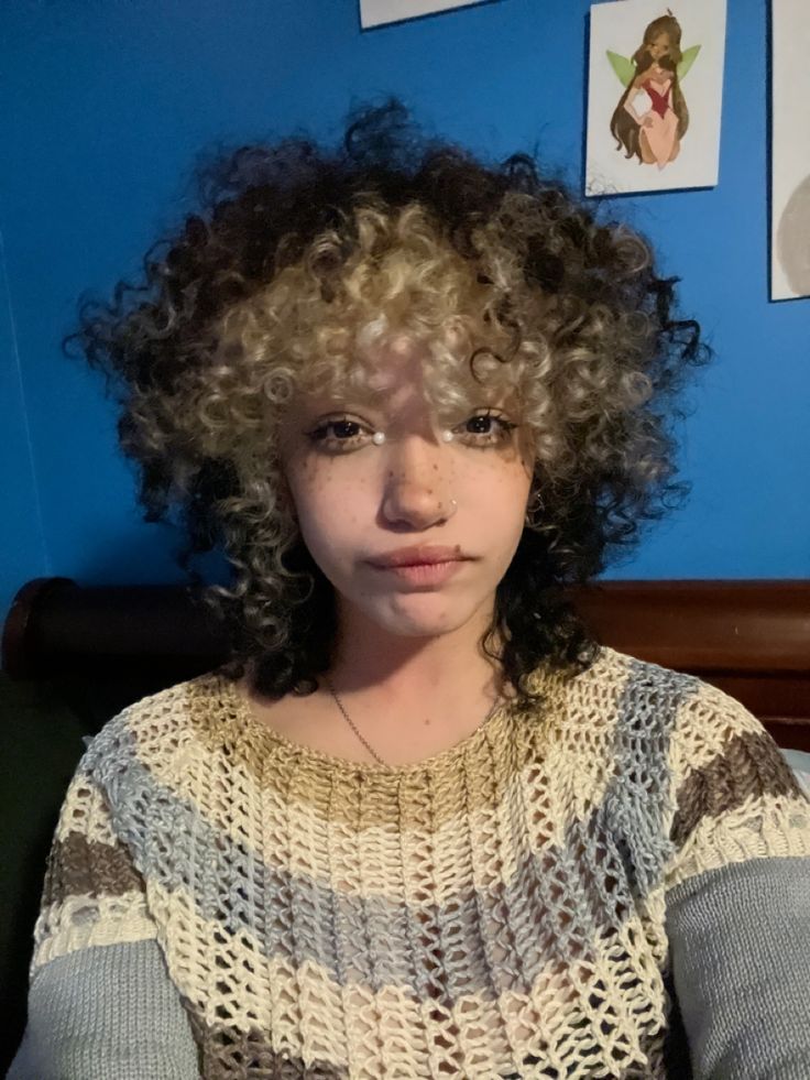 Blonde Bangs Dark Hair Curly, Dye Jobs For Curly Hair, Curly Shag Haircut Black Women, Real Curly Hair Styles Natural Curls, Craftcore Aesthetic Outfits, Wolfcut Curly Hair Short 3b, Racoon Tail On Curly Hair, Wolfcut Natural Hair, 3b Dyed Hair