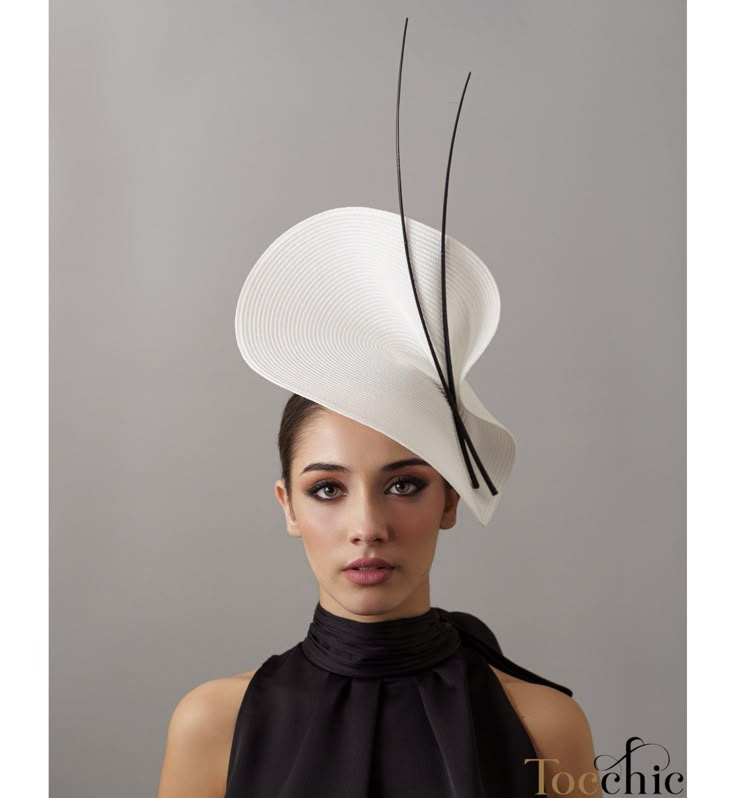 Elegant white and black fascinator. The white hat is decorated with some black feathers.  It is a beautiful hat for weddings, Royal Ascot horse races, cocktails, derby... It is mounted on a headband that allows to tilt the hat to the liking of each one. You can choose the side of the head where you like to wear the fascinator. 1€ of each Order will be donated to Cancer Research. The headdress has been hand sewn. Any color of the fascinator can be changed to order. You can see some photos of clie Kentucky Derby Hats Diy, Derby Hats Diy, Hair Accessories Diy Headband, Bride Fascinator, Tea Party Outfit, Wedding Hats For Guests, Philip Treacy Hats, Ascot Ladies Day, Bride Hats