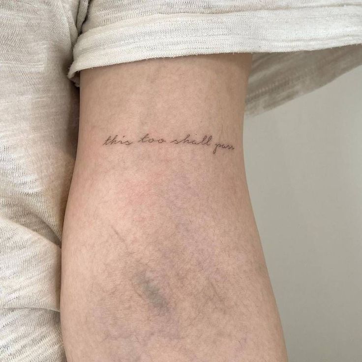 Artista TatuadorChangTagscategoríasCaligrafiaFrasesFrases eninglés“This too shall passOtrosMovimientos y activismoSalud MentalIdiomasInglésLetras de fuentes tipográficasLetras manuscritasPartes del cuerpoBiceps. Inner Tattoos Bicep Woman, This Too Shall Pass Font, This Shall Pass Tattoo, Dainty Elbow Tattoos For Women, This To Shall Pass Tattoo Ideas, This Too Shall Pass Quote Tattoo Symbol, Mini Word Tattoos, Everything Passes Tattoo, This Shall Too Pass Tattoo