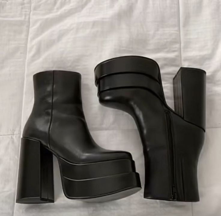 Platform Boots Aesthetic, Dr Shoes, Fancy Shoes, Shoe Inspo, Aesthetic Shoes, Swag Shoes, Pretty Shoes, Dream Shoes, New Girl