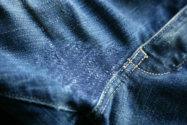 the back pocket of a pair of jeans with stitching on it's side