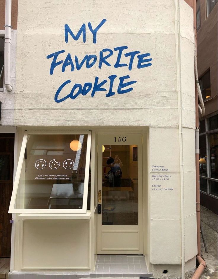 a storefront with the words my favorite cookie written on it's front window