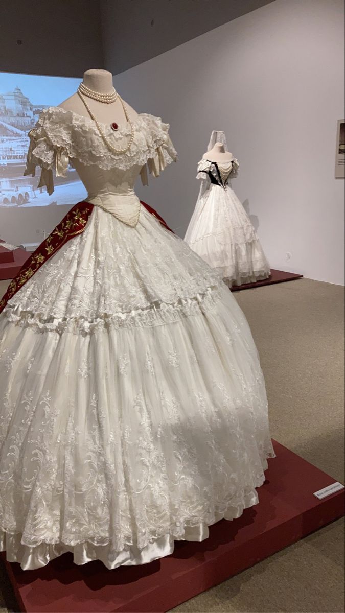 Historical Ballgown, 1800 Dresses Victorian Ball Gowns, Old Ball Gowns, Victorian Ballgown, Bella Wedding Dress, Victorian Ball Gowns, Victorian Era Dresses, Southern Belle Dress, Gaun Abad Pertengahan