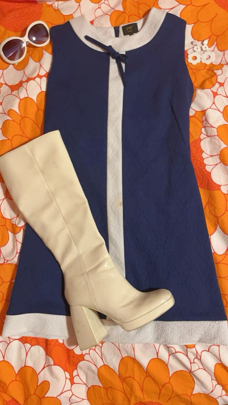 Mod Look 1960s, 1960s Fashion Gogo Boots, 70s Mini Dress Outfit, Mid 1960s Fashion, 70s Outfits With Gogo Boots, Go Go Boots 60s, 1960 Mini Dress, 60s Mod Mini Dress, 60s Gogo Boots Outfit