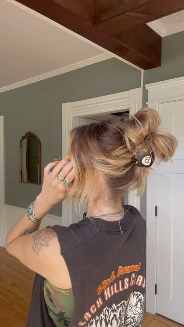 Claw Clip Messy Bun, Clip Messy Bun, Claw Clip Messy, Clip Updo, Bun Hack, Cute Messy Buns, Perfect Messy Bun, Brick Steps, New Year Hairstyle