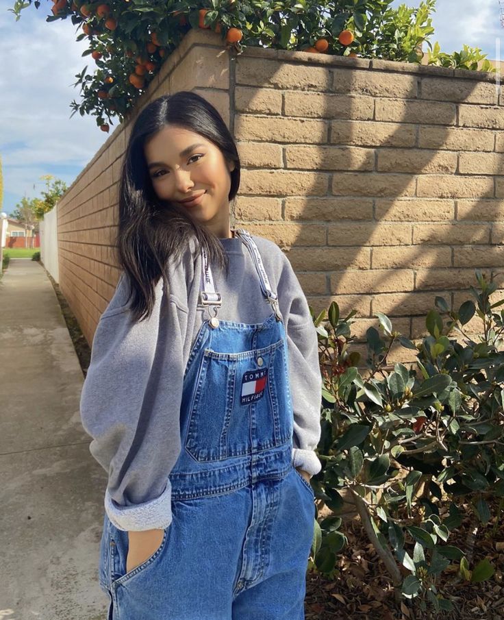 Overall With Hoodie Outfit, Y2k Outfits Overalls, Sweatshirt Under Overalls, Overalls And Sweatshirt, Overall Hoodie Outfit, Overalls Outfit With Hoodie, Dungaree Winter Outfit, Overalls Outfit Oversized, Overalls With Sweatshirt