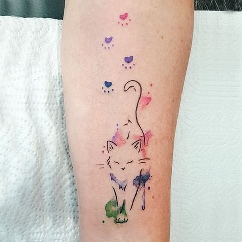 a cat tattoo on the leg with watercolor spots and hearts around it's neck