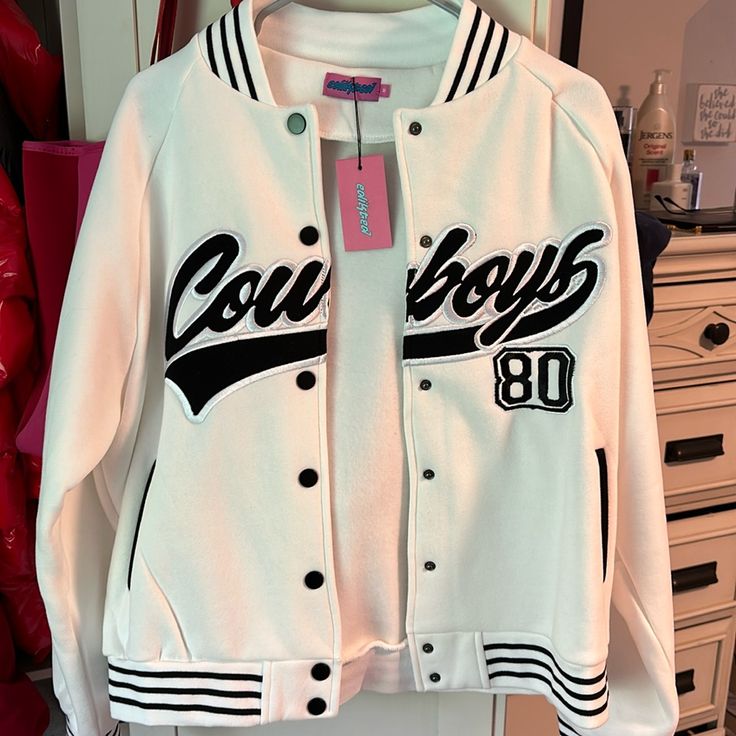 Brand New With Tags White Varsity Jacket For College In Fall, Trendy Oversized White Varsity Jacket, White Hip Hop Outerwear For Fall, Casual Game Day Outerwear With Letter Print, White Hip Hop Winter Outerwear, Casual Letter Print Outerwear For Game Day, Casual Outerwear With Letter Print For Game Day, Oversized White Varsity Jacket For College, White Hip Hop Varsity Jacket For Winter