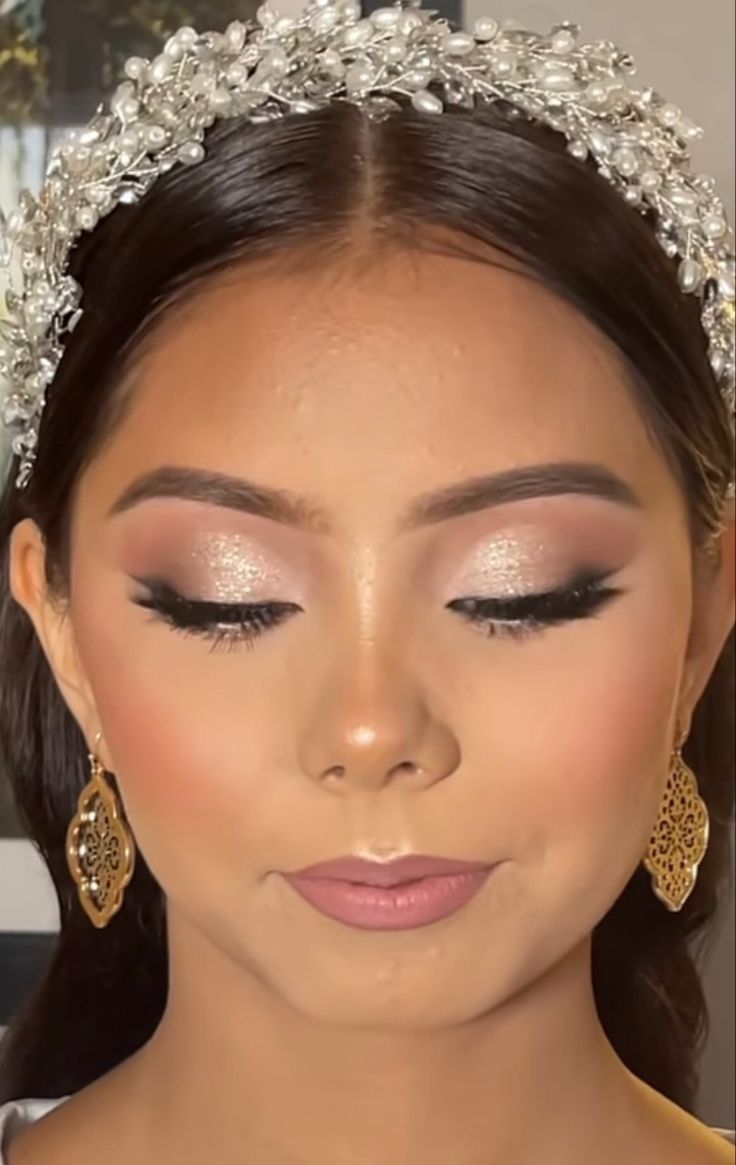 Xv Eye Makeup, Silver Gold Makeup Look, Soft Glam Sweet 16 Makeup, Mother Of The Quinceanera Dresses Mom, Makeup Idea For Quinceanera, Makeup For Damas Quince, Quince Guest Makeup Looks, Light Pink And Gold Makeup, First Communion Makeup