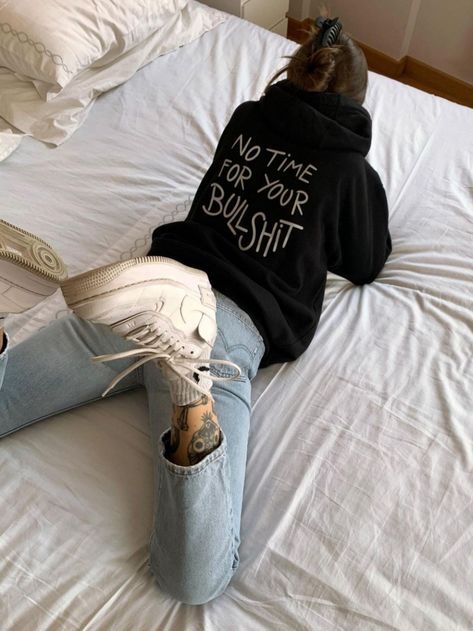 punk 57 | misha lare and ryen trevarrow | penelope douglas How To Have Style, Trendy Sweater, Hoodie Aesthetic, Trendy Sweaters, Cooler Look, Mode Inspo, Mode Vintage, No Time, Vintage Sweatshirt