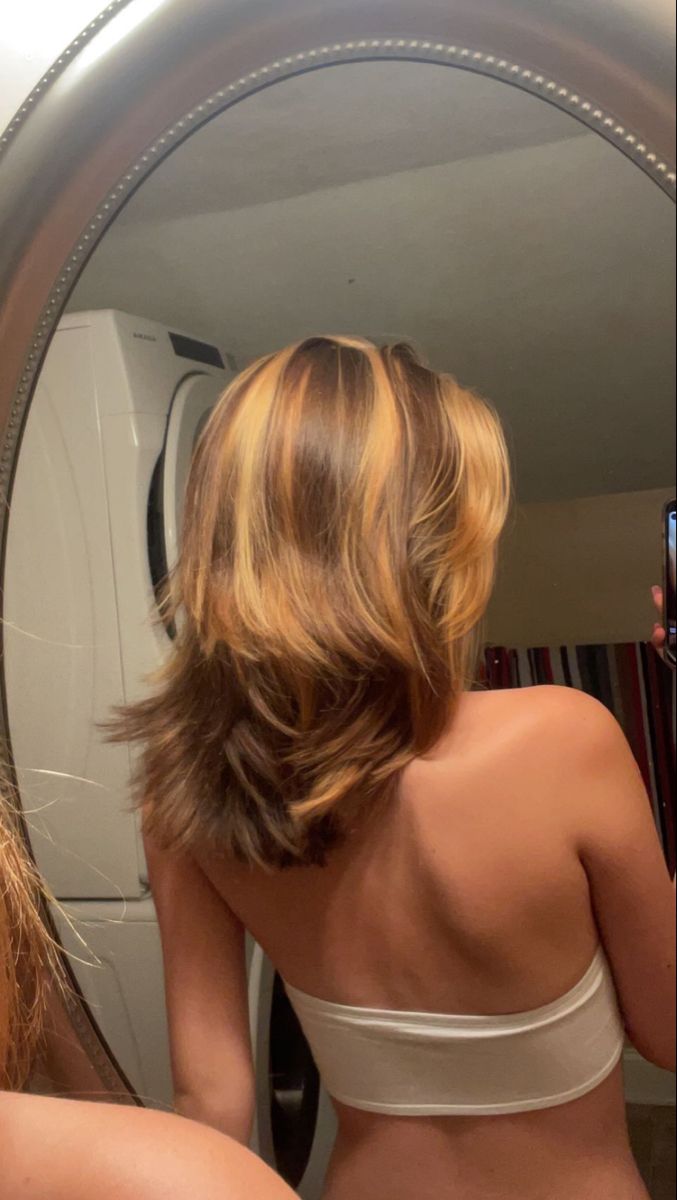 Layered Hair Medium Highlights, Hair Dye On Tips, Dark Blonde Chunky Highlights, Chocolate Brown Hair With Chunky Highlights, Light Chunky Highlights, Highlights On Copper Brown Hair, Caramel Colored Highlights, Caramel Hair Ideas, Brown Blonde Chunky Highlights