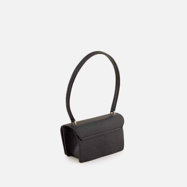 The Arcadia Trapeze combines geometric lines and an oversized front turn lock to create a contemporary style yet chic. A desing that stands out and matches perfectly with evening outfits. Evening Outfits, Geometric Lines, Small Shoulder Bag, Geometry, Contemporary Style, Satchel, Shoulder Strap, Turn Ons, Shoulder Bag