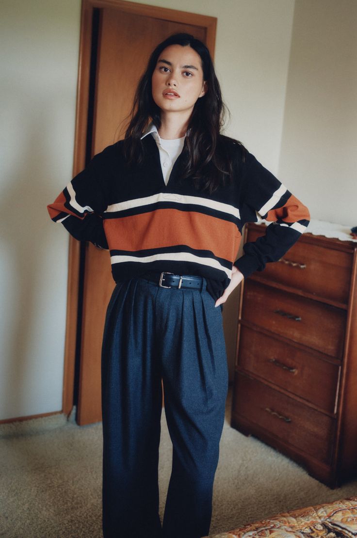 How To Style Rugby Shirt Women, Styling Rugby Shirt, Rugby Jersey Outfit Women, Rugby Shirt Aesthetic, Women Rugby Shirt Outfit, Oversized Rugby Shirt Outfit Women, Fall 2024 Womens Fashion, Rugby Jersey Outfit, 80s Preppy Fashion Women