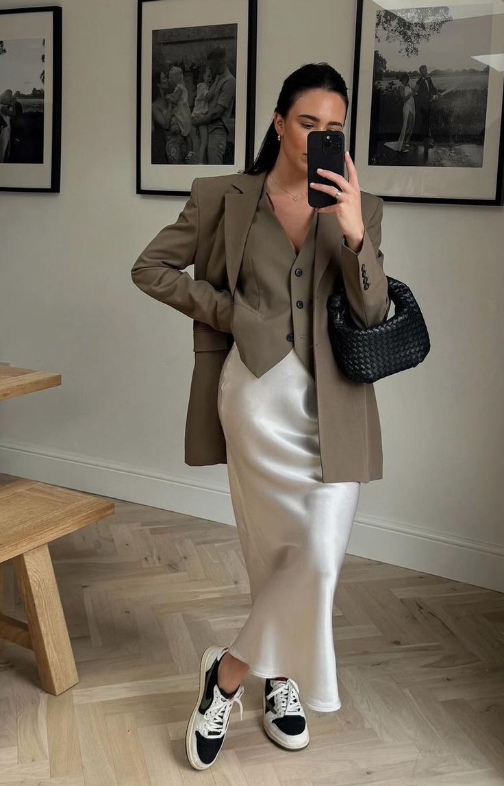 Midi Skirt Blouse Outfit, Golden Satin Skirt Outfit, Uni Fall Outfits, Trendy Autumn Outfits 2024, Summer Office Outfits 2024, Office Outfits 2024, Skirt Blazer Outfit, Skirt And Jacket Outfit, Long Skirt Outfits For Fall