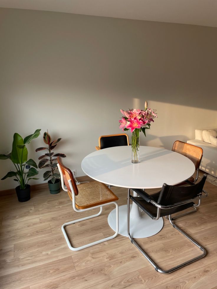 Appartement pinterest chairs marcel breuer middle century architectur aesthetic interior design tulip table canage chair plants flowers roses  couch natural light Germany Apartment, Pinterest Apartment, Marcel Breuer Chair, Breuer Chair, Copenhagen Apartment, Aesthetic Interior Design, Architecture Aesthetic, Aesthetic Interior, Tulip Table