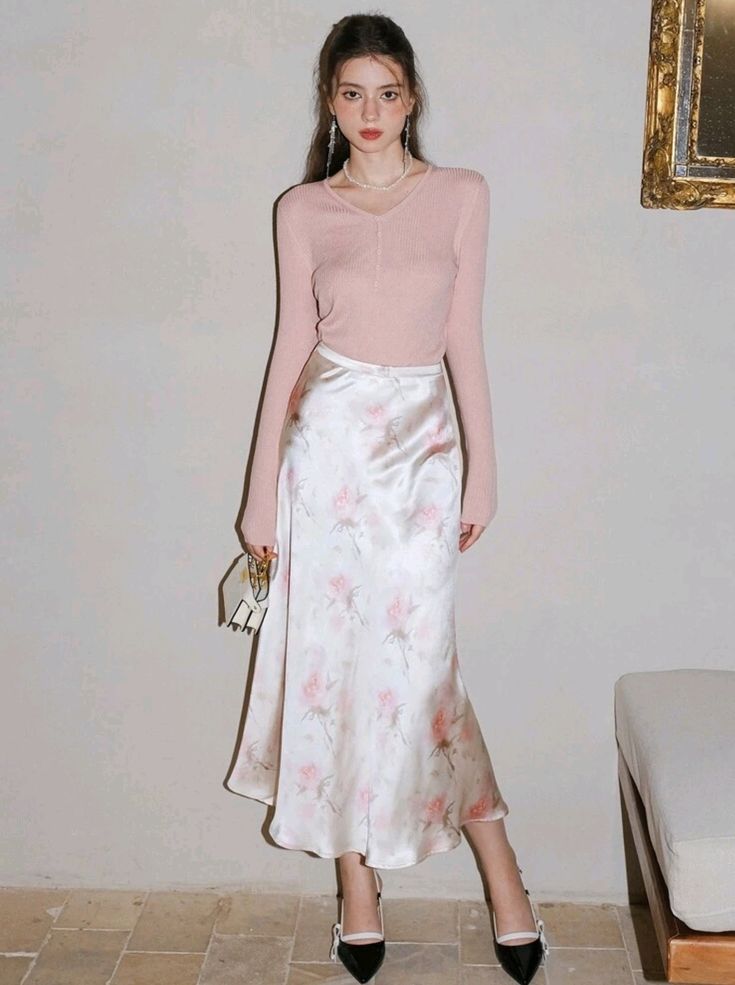 Trendy Outfits Casual Summer, Long Pink Skirt Outfit, Feminine Modest Outfits, Satin Outfit Ideas, Pink Satin Skirt Outfit, White Satin Skirt Outfit, Satin Skirt Outfit Summer, Silk Skirt Outfit, Floral Skirt Outfits