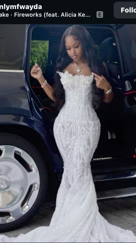 White Prom Dresses Black Women, Senior Homecoming Dresses, Hood Prom, White Prom Dresses, Classy Prom, Prom Inspiration, White Prom, Prom Inspo, African Prom Dresses