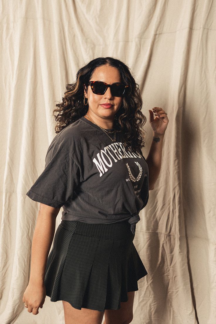 Motherhood vintage washed Tshirt. For the oversized look please size up :) Piper is wearing a 2XL. Outfit Inspo Dark Academia, Alt Winter Outfits, Cool Mom Aesthetic, Cool Mom Outfits, Outfit Inspo Dark, Edgy Mom Style, Young Mom Outfits, Academia Looks, Washed Tshirt