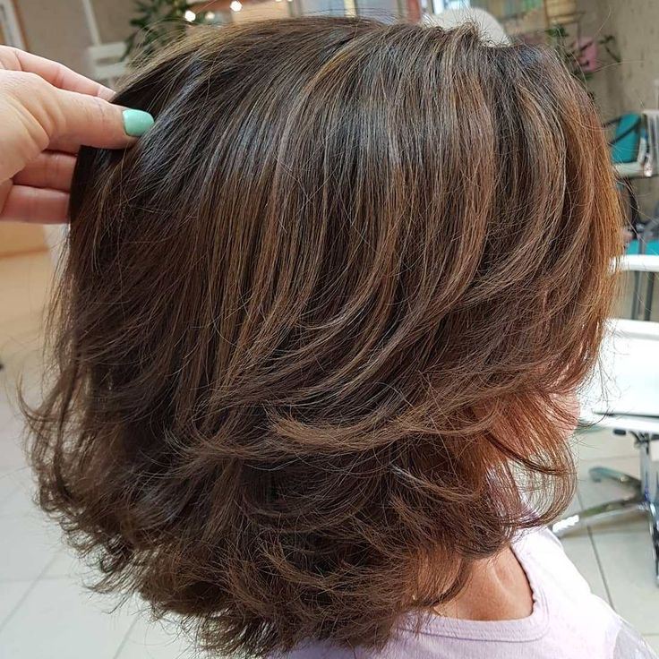 Brown Layered Hair, Layered Thick Hair, Thick Hair Cuts, Thick Wavy Hair, Medium Layered Haircuts, Medium Length Hair With Layers, Short Layered Haircuts, Haircuts For Medium Hair, Penteado Cabelo Curto