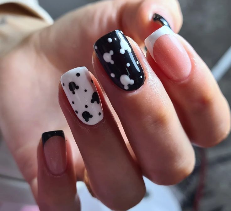 White Mickey Nails, Disney Nails Black And White, Disney Themed Nails Acrylic Simple, Walt Disney World Nails, Disney Nails Short Gel, Disney Themed Nails Acrylic Short, Black And White Disney Nails, Mickey Nails Simple, Disney Nails Acrylic Simple