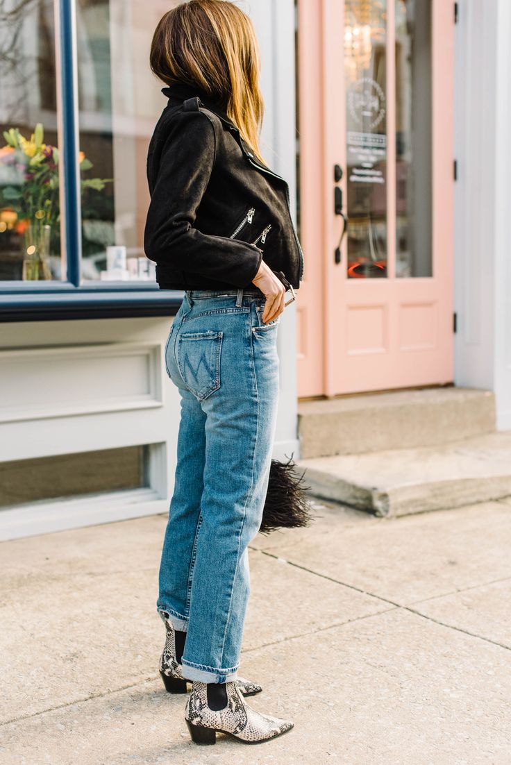 WESTERN BOOTIES + MOM JEANS (OR...BOYFRIEND JEANS, FOR THE HATERS) | Western booties may just be the shoe to take us into Spring & rock in the Summer — wear 'em with mom jeans, boyfriend jeans & non-skinny denim...yes! #TheMomEditStyle #CuteCowgirlBoots #WesternBootsSummer #WesternBootsWomen #CowgirlBootsAndJeans  #MomJeans #MotoJacket #eBay #FryeWesternBoots #SamEdelmanBoots #PaigeWesternBooties #JeffreyCambellBoots #MotherDenim #BoyfriendJeans #GirlfriendJeans #RagAndBone Western Booties Outfit, Botas Western, Mom Edit, Looks Jeans, Jeans Outfit Winter, Look Jean, Booties Outfit, Spring 23, Look Rock