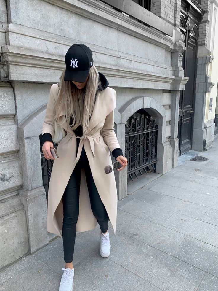 Paris Winter Outfit 2023, Fall Paris Outfits 2023, Atlanta Outfits Winter, New York Fall Outfit 2023, Cap Outfits For Women Winter, Italy In The Fall Outfits, Trench Coat Outfit Summer, Cute Hat Outfits Baseball Caps, Autumn New York Outfits