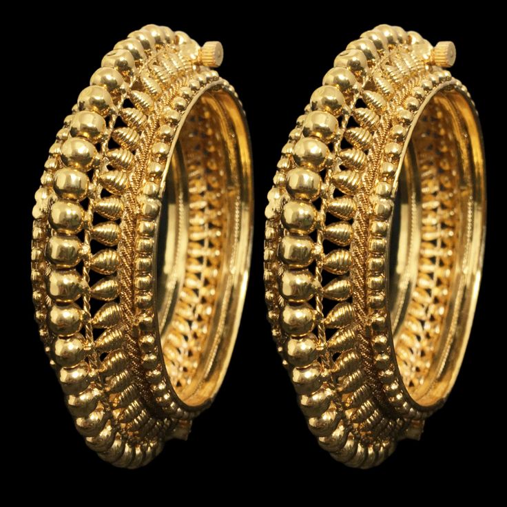 Rajwadi Bangles features an exclusive openable bangle in antique gold, showcasing intricate Pacheli Kada detailing. Inspired by South Indian temple jewelry, this statement piece is perfect for bridal wear. Its traditional craftsmanship and ornate design make it a timeless gift, blending elegance with cultural heritage for any special occasion. *𝐏𝐑𝐎𝐃𝐔𝐂𝐓 𝐃𝐄𝐓𝐀𝐈𝐋* * Material: Brass * Plating:   Gold Plated *𝐃𝐈𝐌𝐄𝐍𝐒𝐈𝐎𝐍𝐒* * Weight: 64 gm * Width: 0.75 Inches   *𝐃𝐈𝐒𝐂𝐋𝐀𝐈𝐌𝐄 Pacheli Bangle Gold, Rajwadi Bangles, Statement Bridal Jewelry, Gold Kangan, Amrapali Jewellery, Kada Bangles, Antique Bangles, Jewelry Traditional, Indian Wedding Jewelry Sets