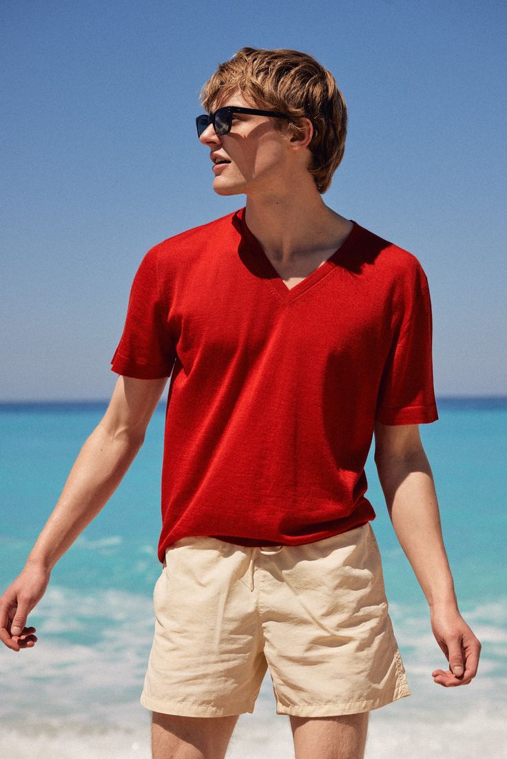 Our Magnus t-shirt, made of 70% cashmere and 30% silk, is one of our summer collection novelty. A variation of the Julien T-shirt in a v-neck, available for both men and women. Easy to wear, it is the ideal v-neck, the neckline isn't too low or tight, this garment will suit you as much for a casual outfit as for a more sophisticated one. Tight Shirt Outfit, Stole Scarf, Sleeveless Cardigan, Men Summer, Cardigan Top, Shirt And Pants, Shirt Accessories, Spring Collection, Ponchos