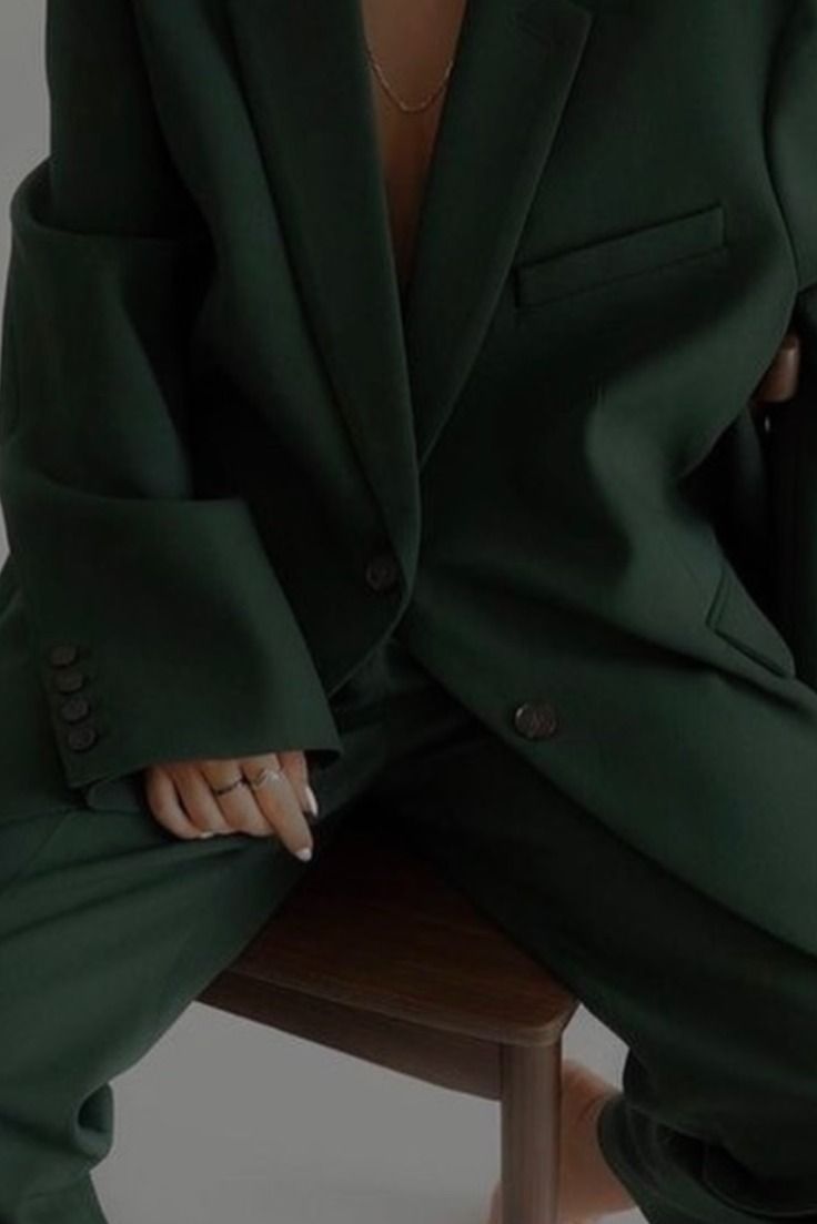 Emerald Green Fashion Aesthetic, Dark Green Clothing Aesthetic, Emerald Green Aesthetic Outfits, Phtalo Green Aesthetics, Dark Green Fashion Aesthetic, Dark Green Clothes Aesthetic, Emerald Green Outfit Aesthetic, Dark Green Aesthetic Outfit, Dark Green Outfit Aesthetic