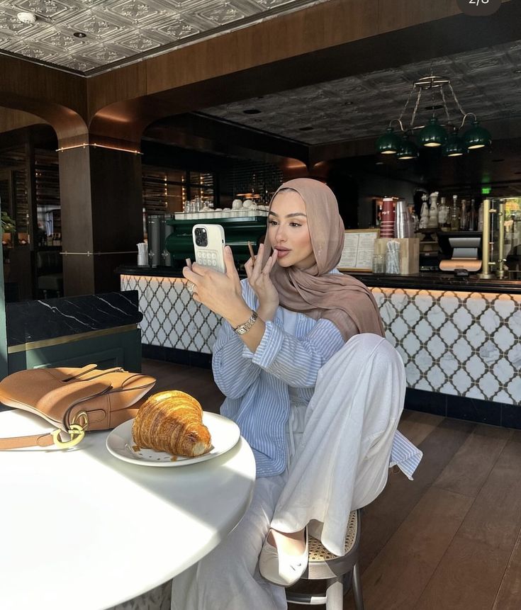 Breakfast Outfit Ideas, Linen Outfit Summer, Summer Hijabi, Hijab Outfit Summer, Singapore Outfit, Chic Outfits Winter, Hijab Fashion Summer, Stylish Outfits Casual, Cosy Outfit