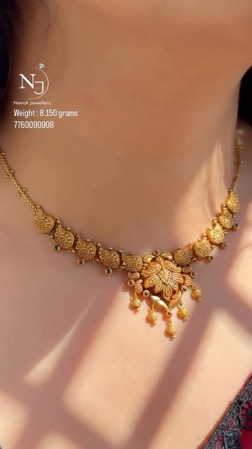 Gold Neck Piece Jewellery, Simple Bridal Look Indian, Small Necklace Designs, Gold Jwellery Design Indian Jewelry, Small Gold Necklace Set Indian, Trending Gold Necklace Designs, Trending Gold Jewellery Designs, Small Necklace Gold Indian, Antique Gold Necklace Designs