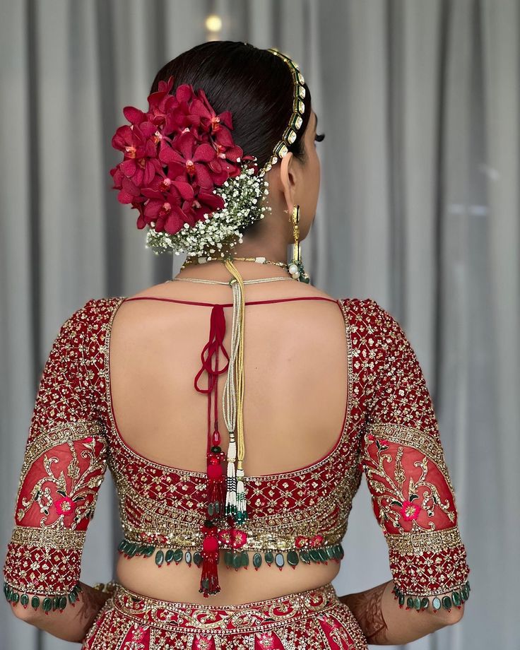 Hairstyles With Gajra, Lehenga Blouse Designs Back, Bridal Bun Hairstyles, Bridal Choli, Net Saree Blouse Designs, Floral Bun, New Bridal Hairstyle, Bridal Blouse Design, Lengha Blouse Designs