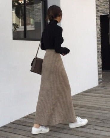 Business Casual Outfits Skirts Midi, Japanese Women Winter Fashion, Ribbed Long Skirt Outfit, Maxi Knit Skirt Outfit, Cozy Long Skirt Outfits, Midi Ribbed Skirt Outfit, Longer Skirt Outfits, Soft Skirt Outfit, Max Skirt Outfits