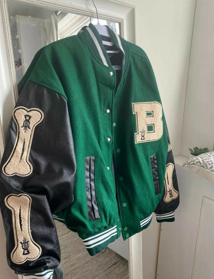 Green Varsity Jacket, Senior Jackets, Varsity Jacket Outfit, Damaged Clothes, Jacket Outfit Women, Jersey Jacket, Baseball Jacket, Mode Vintage, Green Jacket