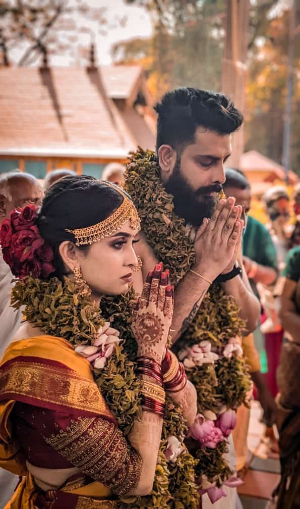 South Indian Wedding Inspiration, South Indian Wedding Venues, Tamil Temple Wedding, Family Wedding Photos Indian, South Indian Couple Aesthetic, Kerala Marriage Photography, South Indian Temple Aesthetic, Kerala Hindu Wedding Photos, Kerala Temple Wedding