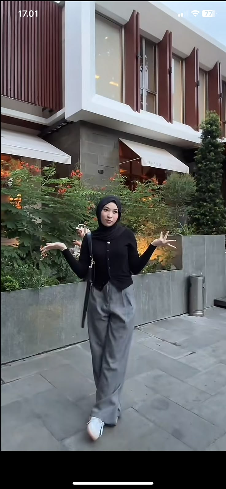 Outfit Kampus Hijab, Outfit Kulot, Minimalism Outfit, Mix And Match Outfits Hijab, Outfit Ngampus, Muslimah Style, Ootd Hijab Casual, Casual Work Attire, Fashion Top Outfits