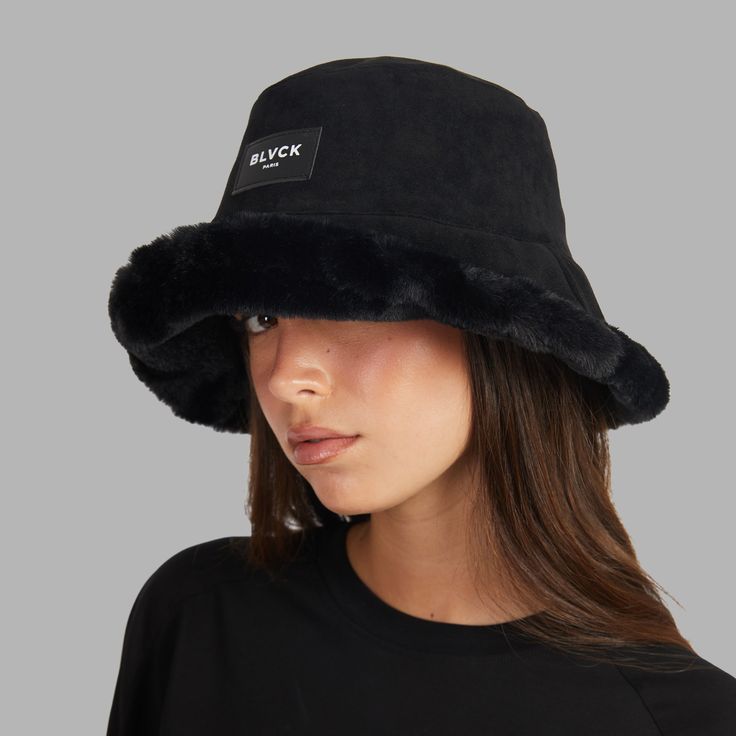 Le chapeau bob en daim arbore le logo emblématique Blvck Paris en broderie élégante, garantissant une touche de sophistication à toute tenue.
Ce modèle, taille unique, est réversible, avec un côté en daim velouté et un autre en fourrure synthétique luxueuse. Black Wide Brim Hat With Embroidered Logo, Trendy Brimmed Hat With Embroidered Logo, Curved Brim Bucket Hat For Streetwear, Streetwear Bucket Hat With Curved Brim, Solid Curved Brim Bucket Hat For Streetwear, Black Bucket Hat With Embroidered Logo For Streetwear, Trendy Winter Streetwear Bucket Hat, Winter Black Flat Brim Bucket Hat, Black Flat Brim Bucket Hat For Winter