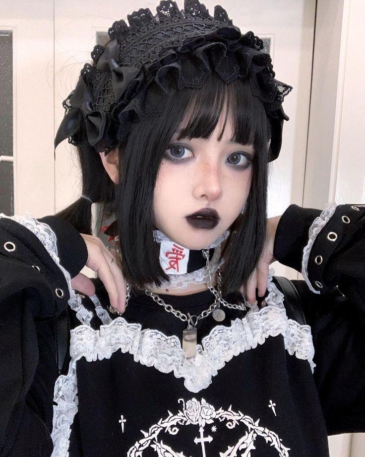 Ouji Makeup, Gothic Doll Makeup, Morute Makeup, Goth Doll Makeup, Korean Short Hair, Doll Eye Makeup, Doll Aesthetic, Edgy Aesthetic, Yami Kawaii