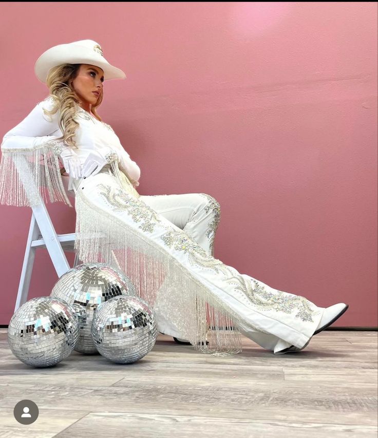 Pearl Cowboy Hat, Country Performance Outfits, Rhinestone Cowboy Outfit, Silver Cowgirl Outfit, Country Singer Outfits, White Cowboy Outfit, Disco Cowgirl Photoshoot, Cowgirl Disco Outfit, Cowgirl Glam Outfit