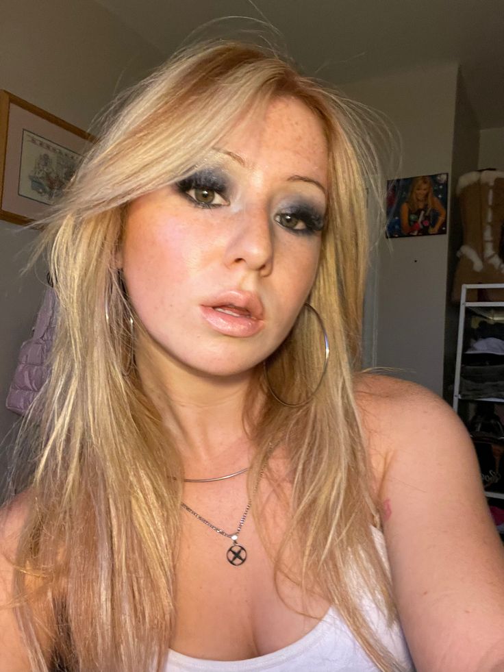 Y2k bimbo gyaru makeup. Blue eyeshadow. Selfie pink lips 2000 Punk Makeup, Trashy Early 2000s Makeup, Cute 2000s Makeup, Trashy Eye Makeup, Nails 2000 Trends, 2000 Trashy Makeup, Emo Make Up Looks 2000, Mrs Wormwood Makeup, Trashy Y2k Eyeshadow